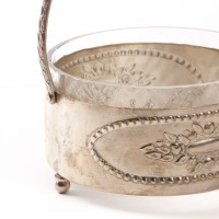 Koszyk z repusowaną dekoracją o motywach roślinnych. Metal srebrzony. Wkład szklany, przezroczysty.